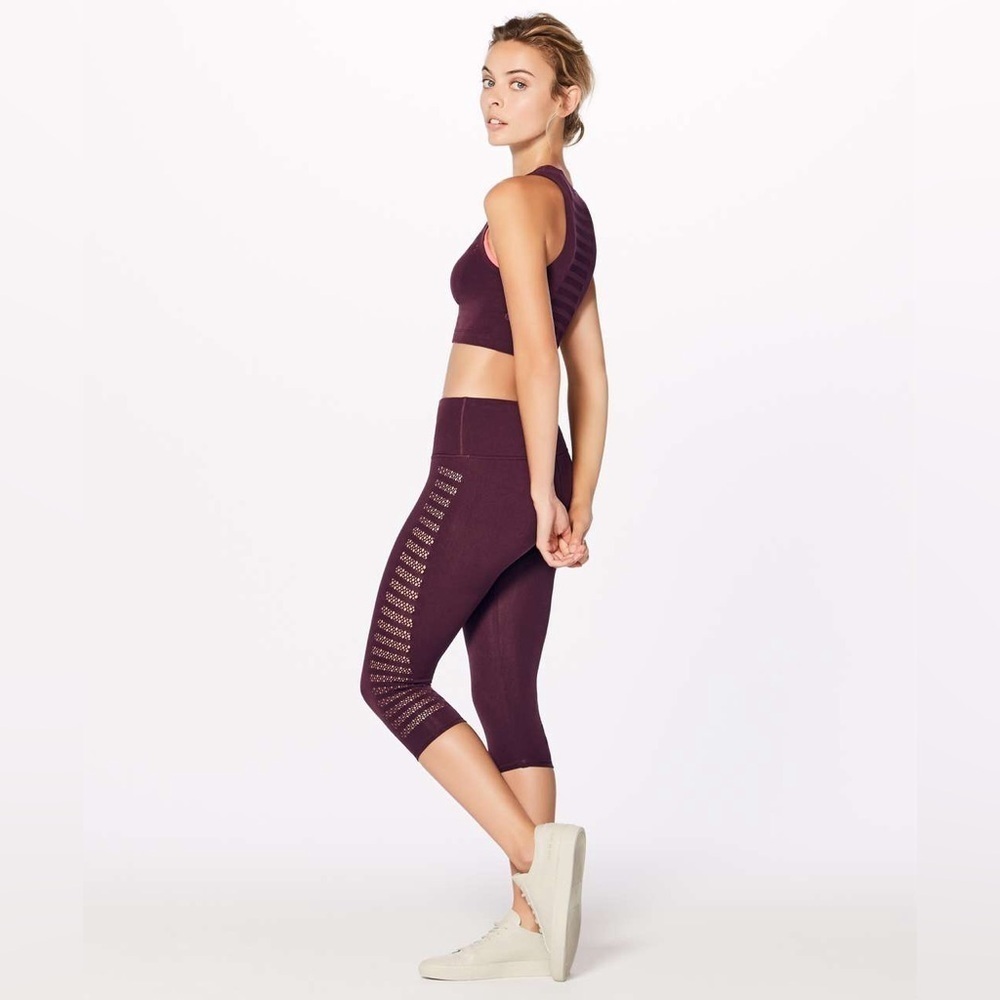 Lululemon Reveal Crop (Stripes 17")
Dark Adobe
